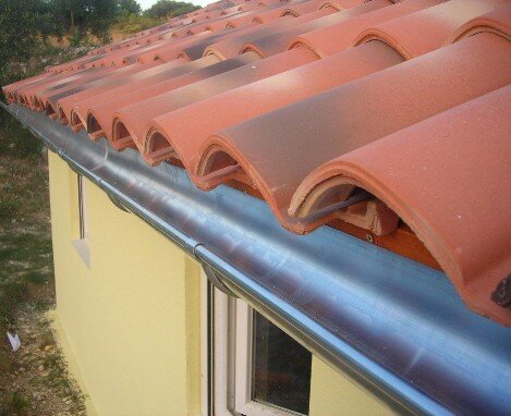 Installation de gouttière par un couvreur Saint Denis de Pile Gironde